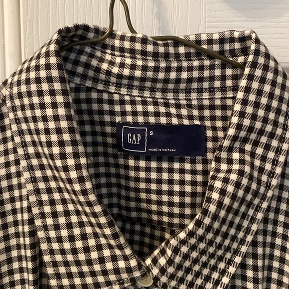 Women’s Gap Button Down Shirt - Picture 2 of 4